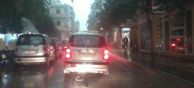 Πλημμύρισε η Πάτρα! - Κυκλοφοριακό κομφούζιο στο κέντρο - Αυτοκίνητα πάνω στην πλατεία Τριών Συμμάχων! - Φωτογραφία 1