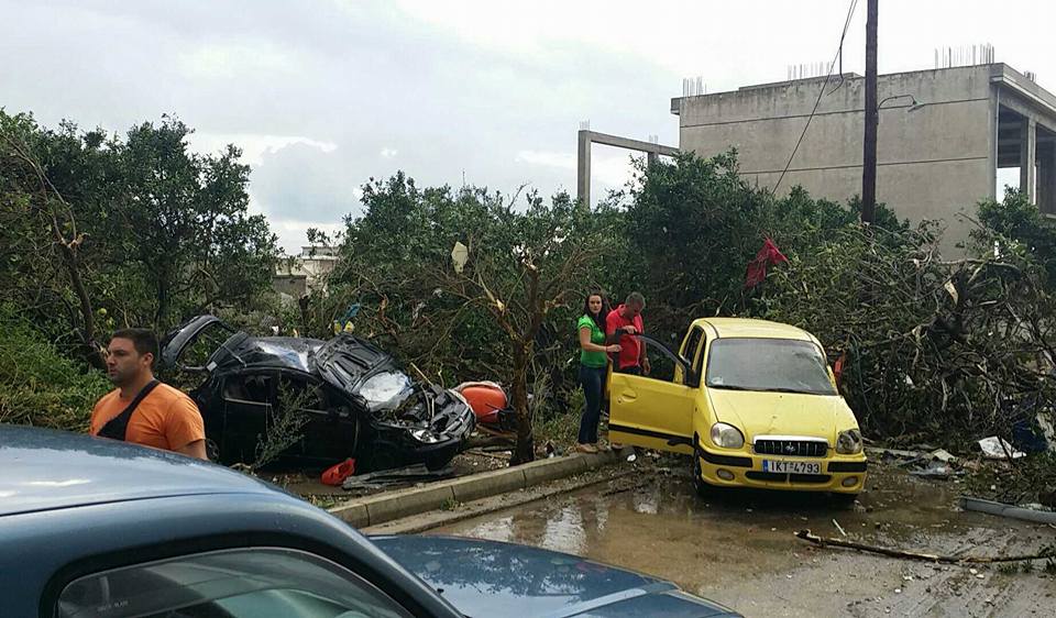 Εικόνες αποκάλυψης σε Λακωνία και Μεσσηνία: Ο ανεμοστρόβιλος τα πήρε και τα σήκωσε όλα [photos] - Φωτογραφία 3