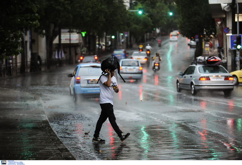 Η μέρα έγινε νύχτα στην Αθήνα - Η έντονη καταιγίδα αιφνιδίασε [photos] - Φωτογραφία 3