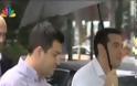 H ομπρέλα- έκπληξη που κρατούσε ο Αλέξης Τσίπρας στην Κουμουνδούρου [video]