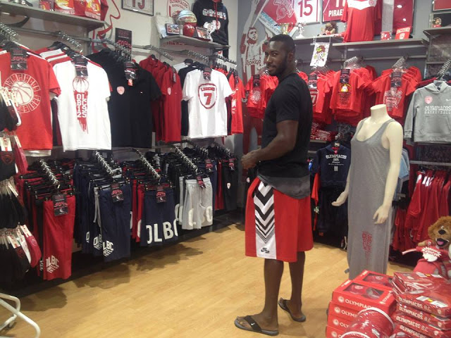 Η ΕΠΙΣΚΕΨΗ ΓΙΑΝΓΚ ΣΤΟ Official Olympiacos Bc Store ΚΑΙ Η... ΕΥΧΗ ΤΟΥ! (PHOTOS) - Φωτογραφία 2