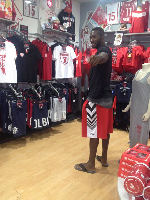 Η ΕΠΙΣΚΕΨΗ ΓΙΑΝΓΚ ΣΤΟ Official Olympiacos Bc Store ΚΑΙ Η... ΕΥΧΗ ΤΟΥ! (PHOTOS) - Φωτογραφία 3