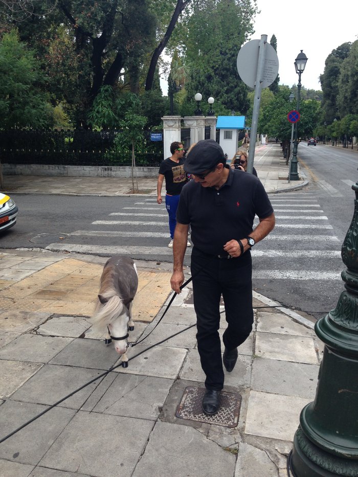 Τα είδαν όλα! Δε το πίστευαν οι δημοσιογράφοι - Ποιος εμφανίστηκε στο Μέγαρο Μαξίμου... - Φωτογραφία 3