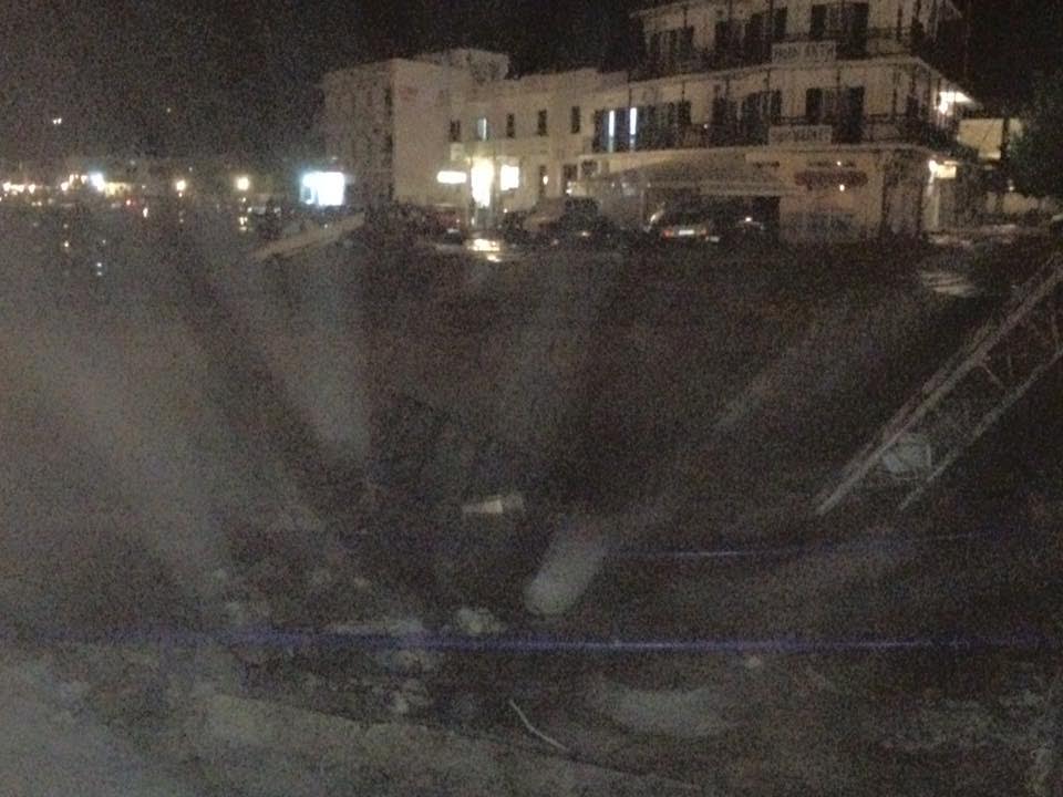 Σκηνές Αποκάλυψης στη Σκόπελο - Η θάλασσα μπήκε στους δρόμους και παρέσυρε τα πάντα [photos] - Φωτογραφία 4
