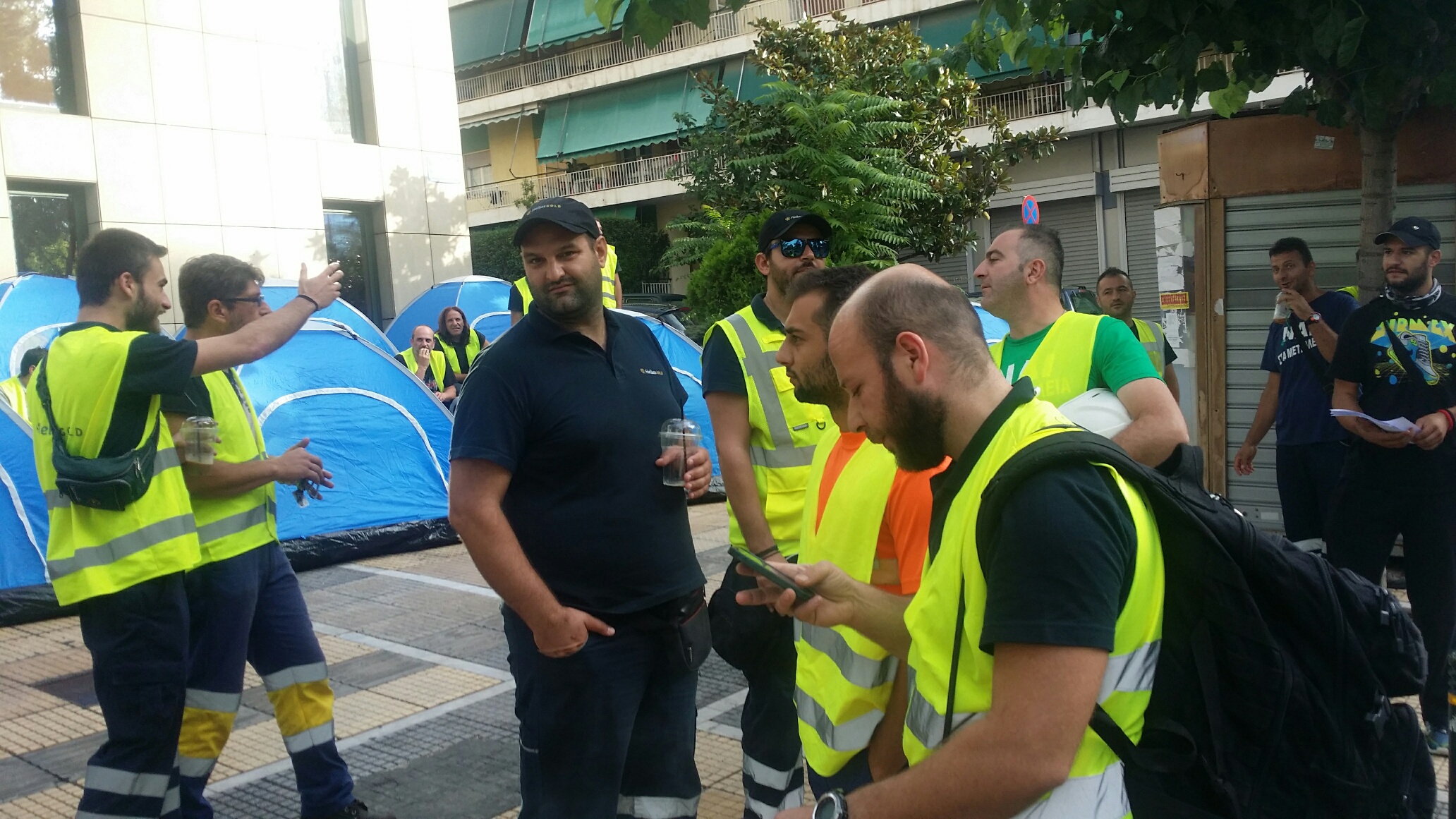 Οι μεταλλωρύχοι έξω από το υπουργείο Περιβάλλοντος - Περιμένουν τον Σκουρλέτη - Φωτογραφία 2