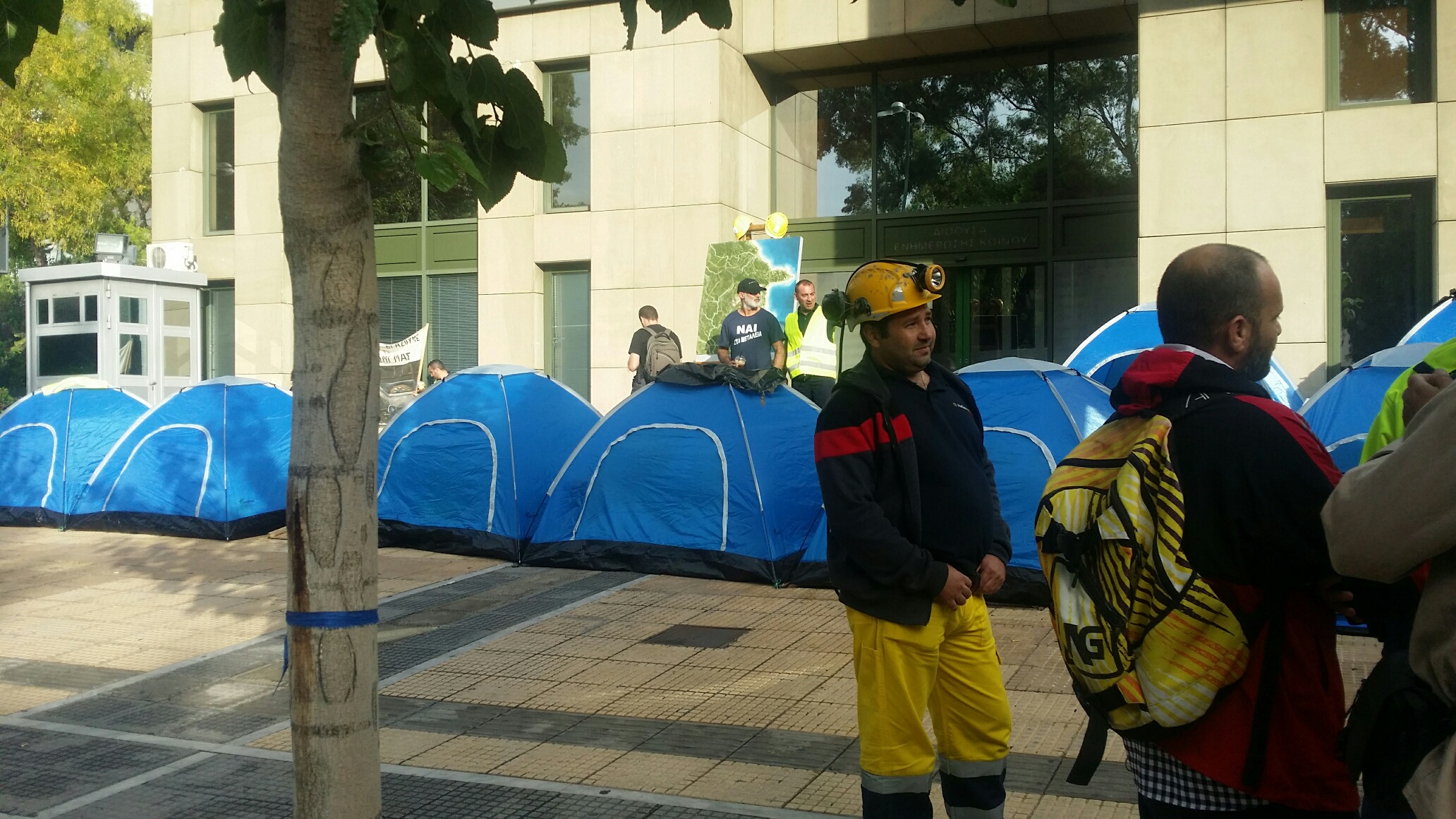 Οι μεταλλωρύχοι έξω από το υπουργείο Περιβάλλοντος - Περιμένουν τον Σκουρλέτη - Φωτογραφία 3