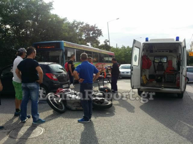 Λαμία: Τροχαίο με μηχανή σε επικίνδυνη διασταύρωση μέσα στην πόλη - Τον έσωσε το κράνος - Φωτογραφία 2