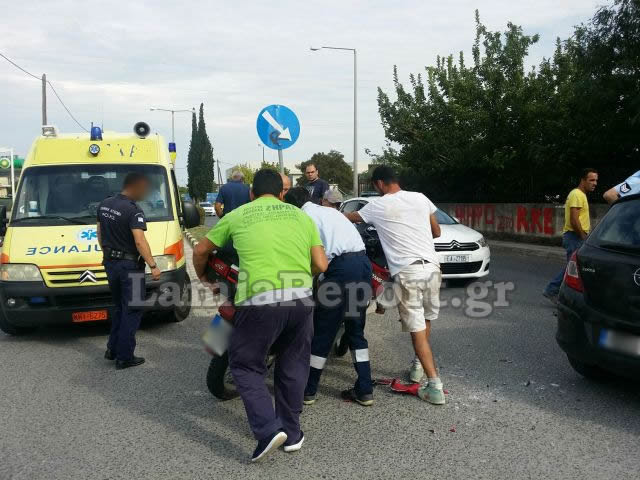 Λαμία: Τροχαίο με μηχανή σε επικίνδυνη διασταύρωση μέσα στην πόλη - Τον έσωσε το κράνος - Φωτογραφία 8