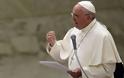 Ο πάπας Φραγκίσκος προτρέπει τους επισκόπους να υποδέχονται «χωρίς φόβο» τους μετανάστες