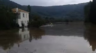 Απεγκλώβισαν γυναίκα με κανό, στην πλημμυρισμένη Σκόπελο [photo] - Φωτογραφία 1