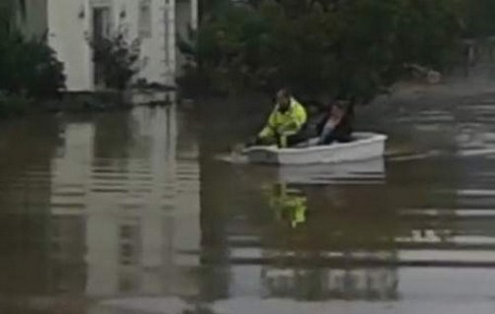 Απεγκλώβισαν γυναίκα με κανό, στην πλημμυρισμένη Σκόπελο [photo] - Φωτογραφία 2