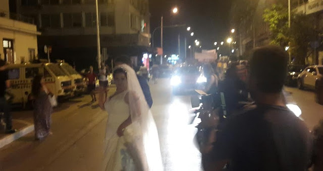 Γαμήλια φωτογράφιση με φόντο... αντιφασιστική πορεία... [photos] - Φωτογραφία 4