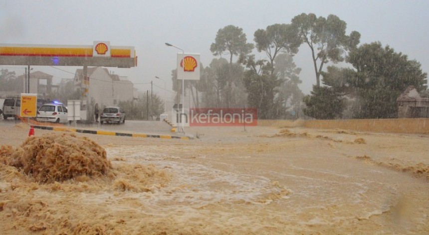 Εικόνες Αποκάλυψης στην Κεφαλονιά από τη σφοδρή νεροποντή - Φωτογραφία 2