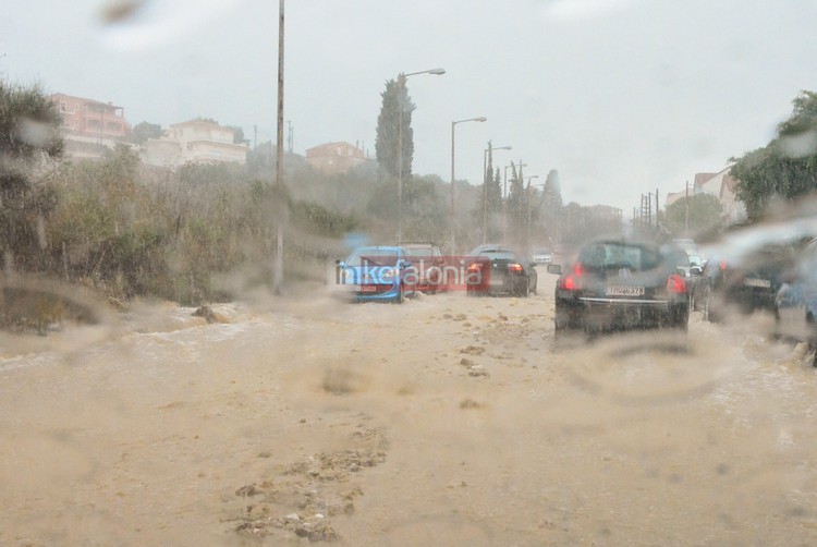 Εικόνες Αποκάλυψης στην Κεφαλονιά από τη σφοδρή νεροποντή - Φωτογραφία 4