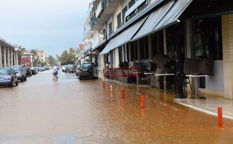 Εικόνες Αποκάλυψης στην Κεφαλονιά από τη σφοδρή νεροποντή - Φωτογραφία 6