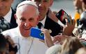 Ο Πάπας Φραγκίσκος ετοιμάζει άλμπουμ με μουσική ποπ-ροκ