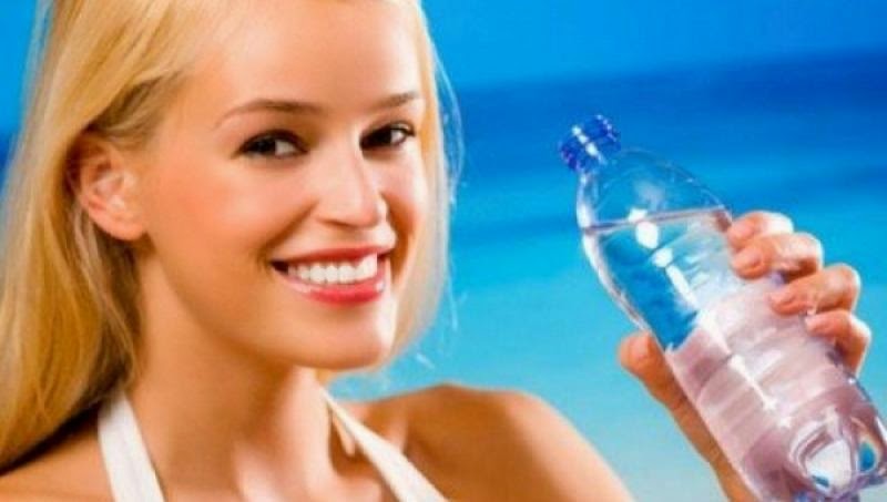 Μάθετε πόσα ποτήρια με νερό πρέπει να πίνετε όταν κάνει ζέστη - Φωτογραφία 1