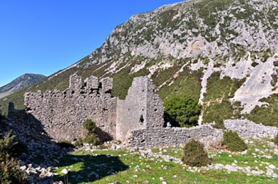 Σε ερείπια και χαλάσματα έχει μετατραπεί το κάστρο Ελευθεροχωρίου Παραμυθιάς κοντά στην Εγνατία οδό - Φωτογραφία 2