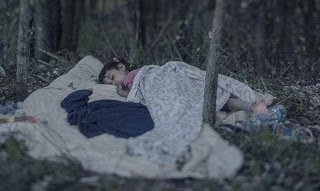 Μικρά παιδιά κοιμούνται στα δάση της Ευρώπης - Μόνα μετά το θάνατο των οικογενειών τους - Φωτογραφία 1