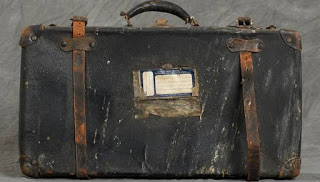 Aυτή η βαλίτσα βρέθηκε σε εγκαταλελειμμένο άσυλο - Το περιεχόμενο της είναι συγκλονιστικό! - Φωτογραφία 1