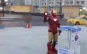 Ο Iron Man αποσυναρμολογεί το νέο iPhone 6S μπροστά στους περαστικούς