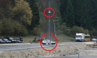 Αυτό συμβαίνει όταν συγκρουστούν δύο αυτοκίνητα με ταχύτητα 200χλμ/ωρα- Απλά δείτε το βίντεο - Φωτογραφία 1