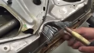 Ακουμπά πολλά μεταλλικά γατζάκια στο βούλιαγμα του αυτοκινήτου - Δείτε πώς το φτιάχνει σε λίγα λεπτά [video] - Φωτογραφία 1