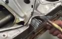 Ακουμπά πολλά μεταλλικά γατζάκια στο βούλιαγμα του αυτοκινήτου - Δείτε πώς το φτιάχνει σε λίγα λεπτά [video]
