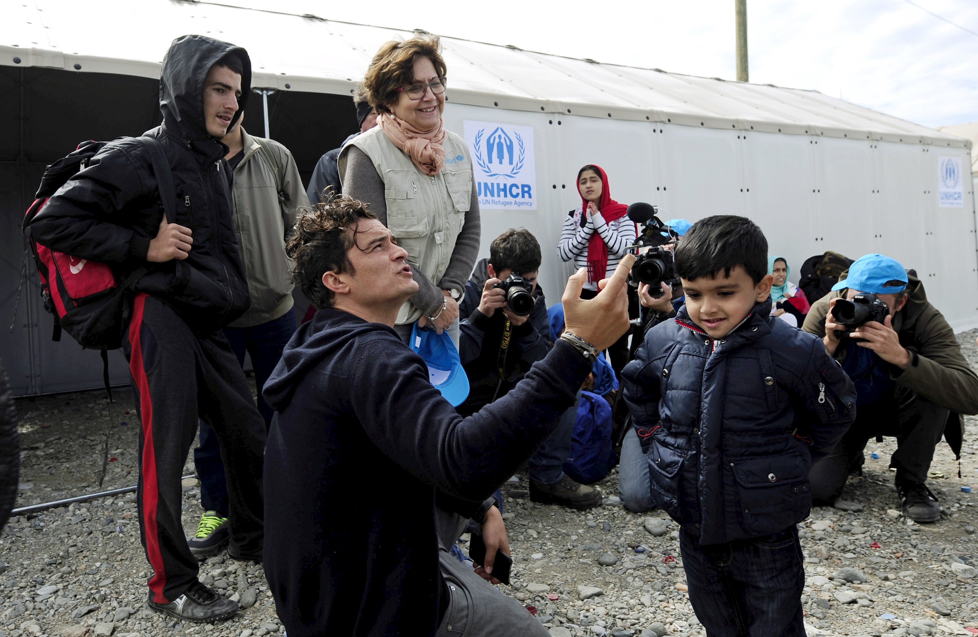 Κοντά στους πρόσφυγες στη Γευγελή ο Ορλάντο Μπλουμ - Φωτογραφία 3