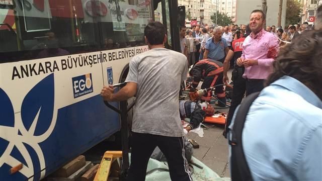 Ανείπωτη τραγωδία: Λεωφορείο έπεσε πάνω σε στάση... Έντεκα νεκροί [photos] - Φωτογραφία 2