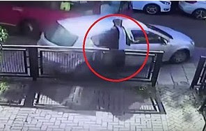 Βίντεο Σοκ: Χτυπήθηκε από αυτοκίνητο αλλά δείτε πως ξεγέλασε τον θάνατο... - Φωτογραφία 1