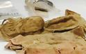 Συγκλονιστικό! Βρέθηκαν τα οστά του μικρότερου αγνοούμενου της Κύπρου - Η πιπίλα του βρέφους και η τύχη της οικογένειάς του - Φωτογραφία 2