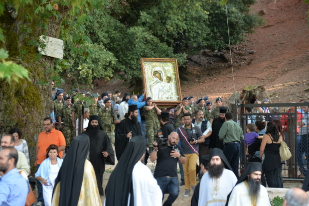 7153 - Πλήθος κόσμου στην Πάτρα υποδέχθηκε την εικόνα της Παναγίας της Παραμυθίας από το Βατοπαίδι. Σήμερα στις 7 μ.μ. η ομιλία του Γέροντα Εφραίμ, Καθηγούμενου της Ι.Μ. Μονής Βατοπαιδίου - Φωτογραφία 6