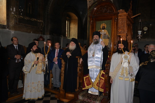 7153 - Πλήθος κόσμου στην Πάτρα υποδέχθηκε την εικόνα της Παναγίας της Παραμυθίας από το Βατοπαίδι. Σήμερα στις 7 μ.μ. η ομιλία του Γέροντα Εφραίμ, Καθηγούμενου της Ι.Μ. Μονής Βατοπαιδίου - Φωτογραφία 8