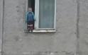 ΒΙΝΤΕΟ ΣΟΚ - Μωρό παιδί κρέμεται από το περβάζι του 8ου ορόφου πολυκατοικίας