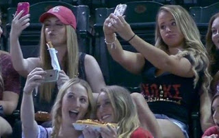 Τις ξεφτίλισαν γιατί έβγαλαν πολλές selfie στο γήπεδο! [video] - Φωτογραφία 1