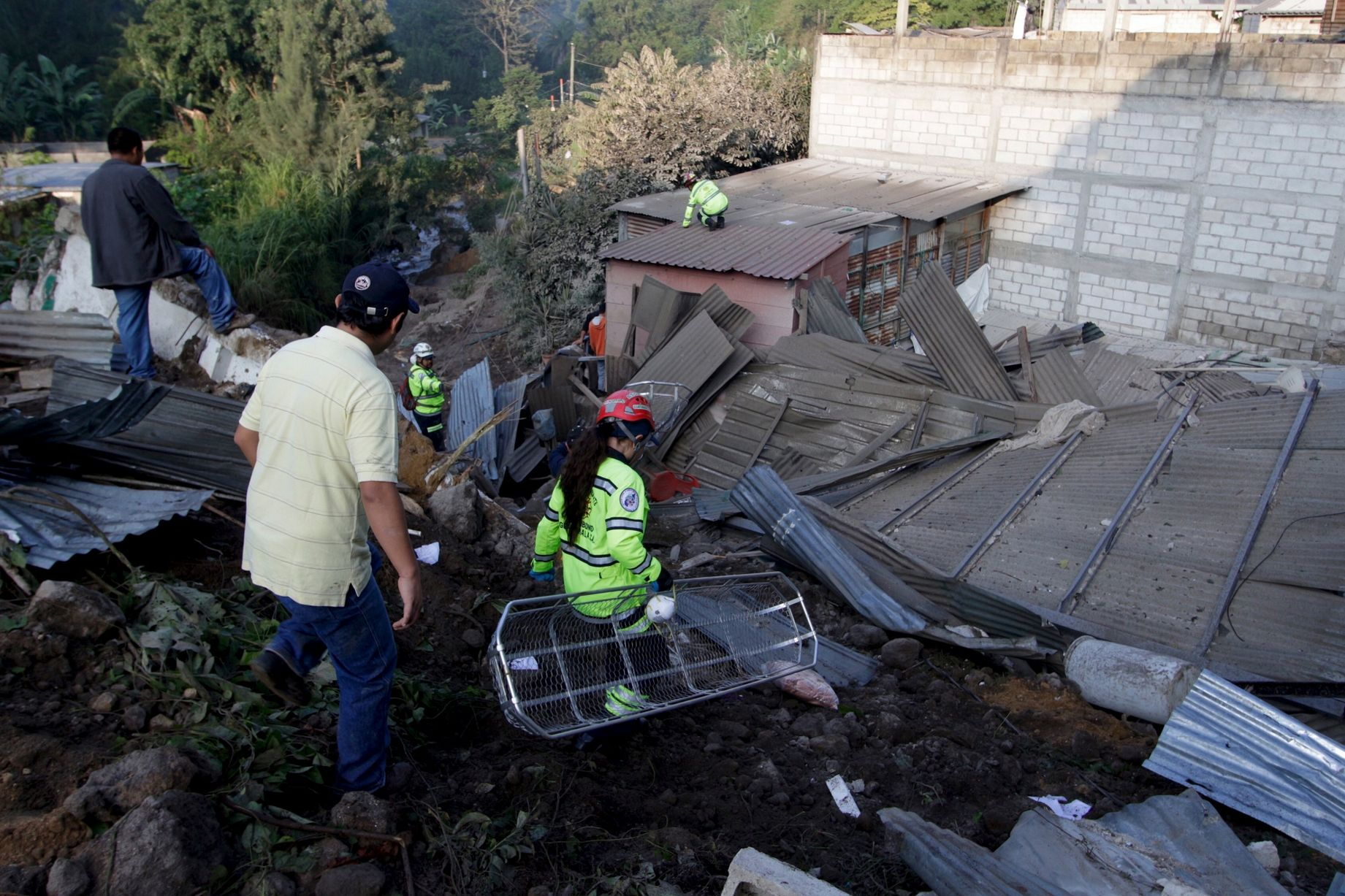 Γουατεμάλα: Τουλάχιστον 2 νεκροί, 200 αγνοούμενοι έπειτα από κατολίσθηση [photos] - Φωτογραφία 6