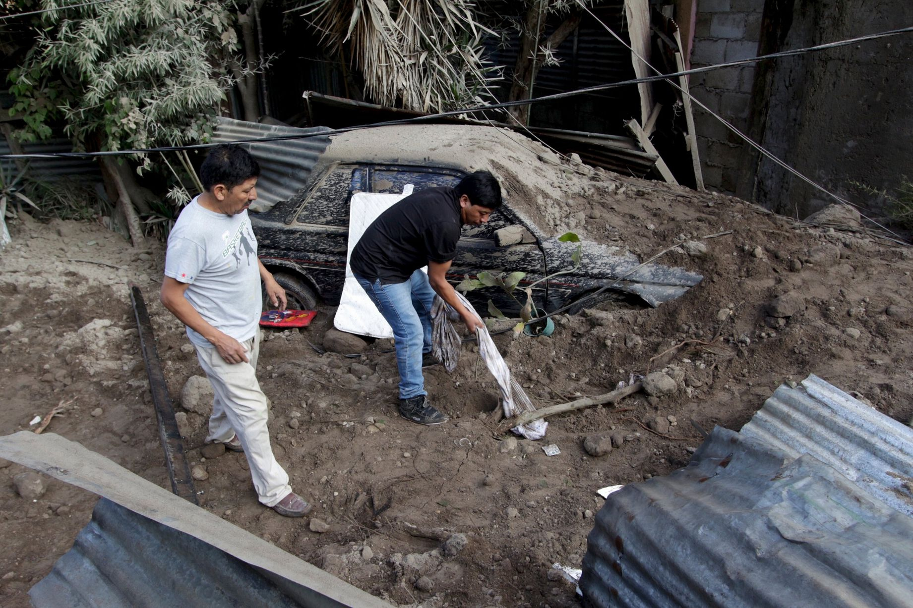 Γουατεμάλα: Τουλάχιστον 2 νεκροί, 200 αγνοούμενοι έπειτα από κατολίσθηση [photos] - Φωτογραφία 7