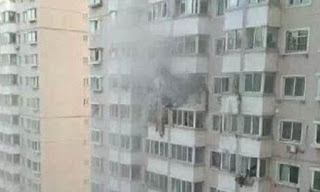 Σοκαριστικές εικόνες: Τέσσερις νεκροί από έκρηξη φιάλης σε διαμέρισμα [photos] - Φωτογραφία 1