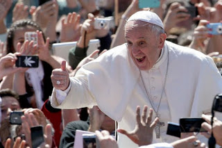 Συνάντηση πάπα Φραγκίσκου με παλιό του συμμαθητή και τον σύντροφό του - Φωτογραφία 1