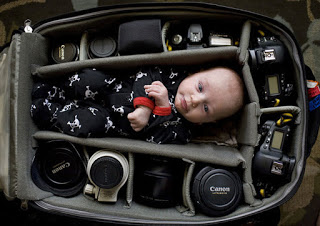 Μωρά φωτογραφίζονται να κοιμούνται μέσα σε τσάντες φωτογραφικών μηχανών! [photos] - Φωτογραφία 1