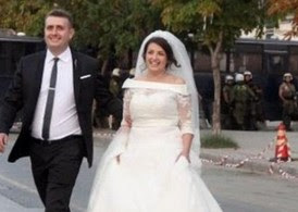 Θεσσαλονίκη: Σάλος στο Facebook με τις φωτογραφίες του νιόπαντρου ζευγαριού στο πιο... ακατάλληλο μέρος - Φωτογραφία 1