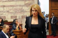 Το σκίσιμο στη φούστα της Τζάκρη που… τρέλανε τη Βουλή [photos]