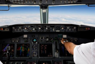ΠΑΝΙΚΟΣ στον αέρα: Πιλότος πέθανε κατά τη διάρκεια πτήσης - Φωτογραφία 1