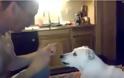 Δείτε και μείνετε: Το μαγικό κόλπο ενός άνδρα και η τρομερή αντίδραση του σκύλου του...  [video]