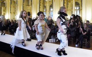 Η εκδίκηση της... πολυ κοντής σε πασαρέλα της Εβδομάδας Μόδας στο Παρίσι - Φωτογραφία 1