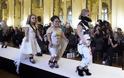 Η εκδίκηση της... πολυ κοντής σε πασαρέλα της Εβδομάδας Μόδας στο Παρίσι