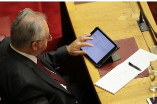 Τι έγραφε το e-mail που διάβαζε ο Δραγασάκης στη Βουλή; [photos] - Φωτογραφία 1
