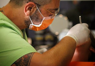 Ο πρασινομάτης οδοντίατρος με τα τατουαζ που λατρεύει η ελληνική σόουμπιζ [photos] - Φωτογραφία 1