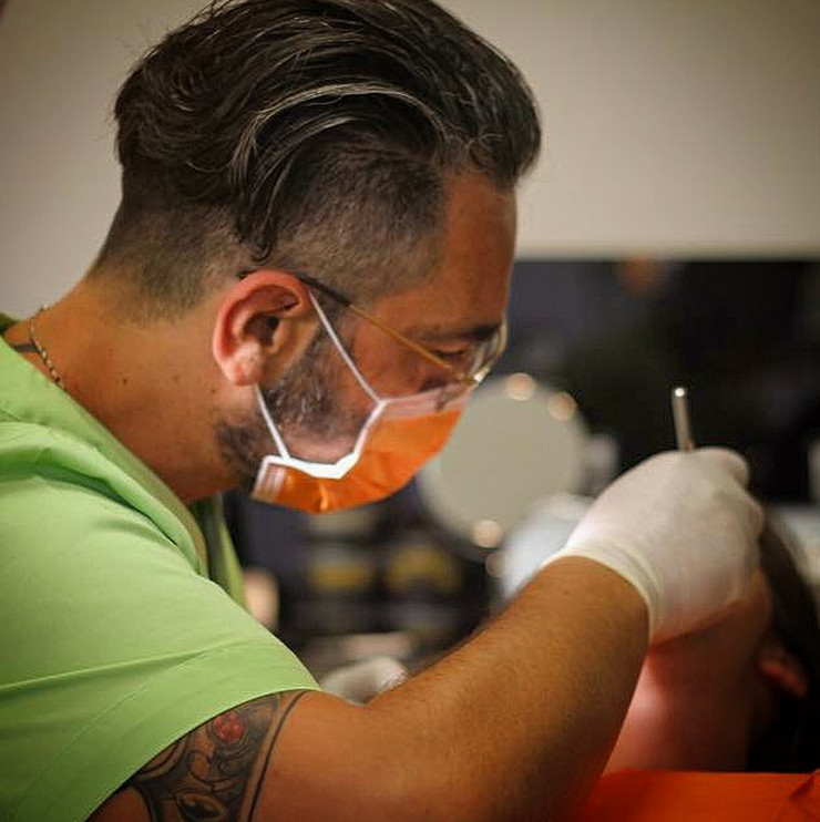 Ο πρασινομάτης οδοντίατρος με τα τατουαζ που λατρεύει η ελληνική σόουμπιζ [photos] - Φωτογραφία 4